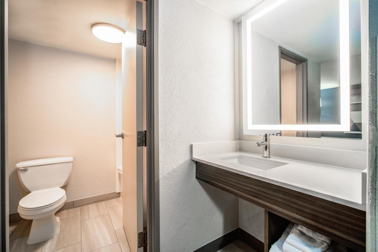 Holiday Inn Express & Suites Phoenix - Mesa West By Ihg Exterior foto