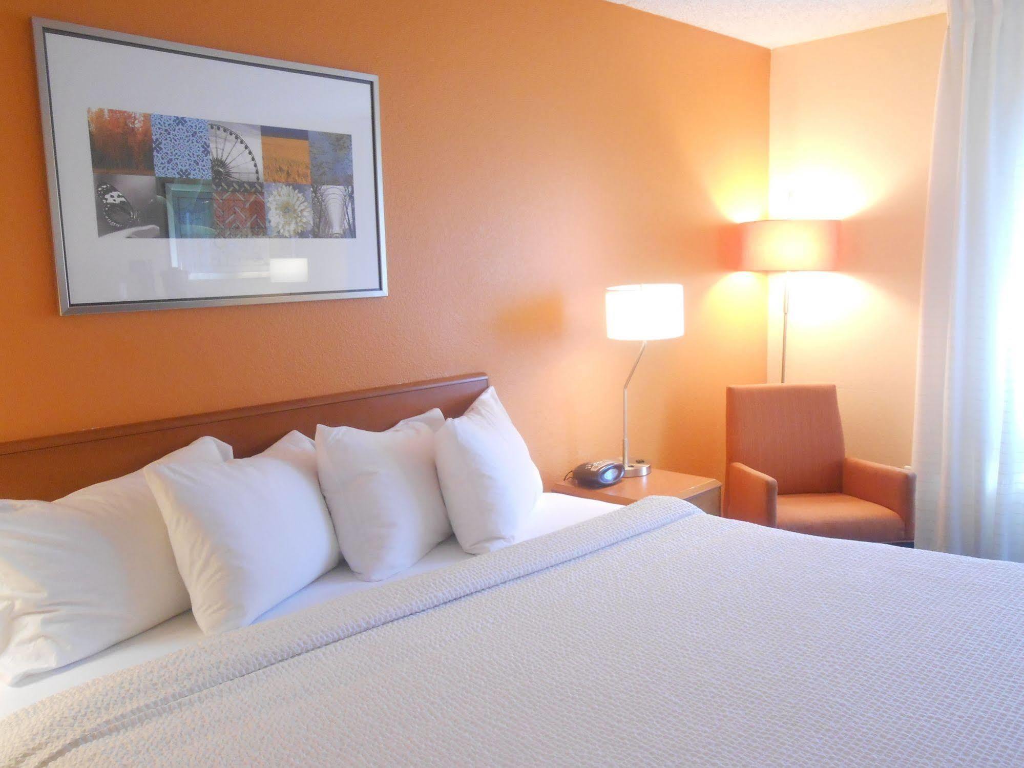 Holiday Inn Express & Suites Phoenix - Mesa West By Ihg Exterior foto